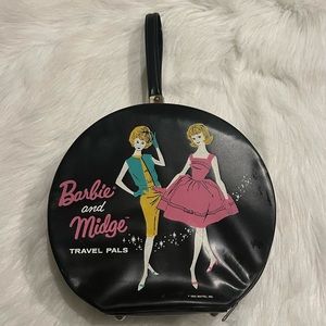 Vintage Barbie & Midge round travel case!  From the 1960s, excellent condition!